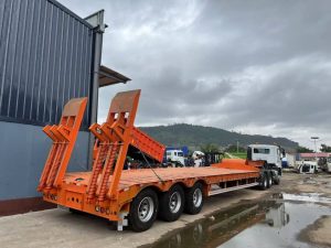 Low flatbed semi-trailer